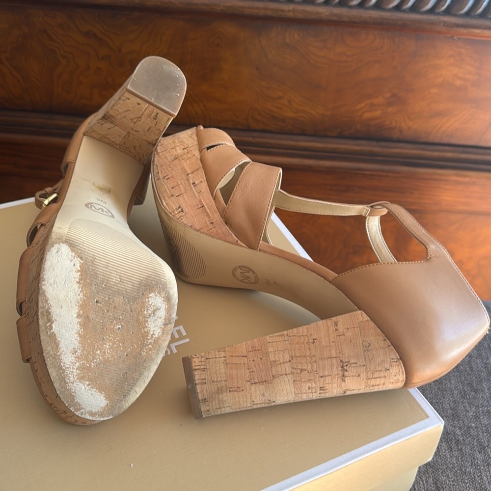 Michael Kors Elegant Tan Platform Sandals - Picture 3 of 3